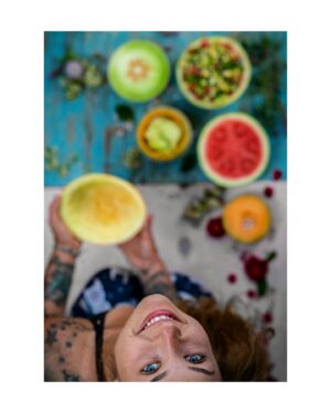 Kamila Rundusová Instagram - Melounová sezóna zahájena. A protože je v mojí nejnovější kuchařce “Nejbarevnější CESTA” až 555 receptů, můžu jich hodně sdílet a pořád jich tam drtivá většina zbyde. A co je na menu dnes?

Na fotce jsou 4 recepty: melounový salát s mátou, sorbet z oranžového melounu a pomeranče, studená polévka ze žlutého melounu a pesto z dýňových semínek.

Dnes večer s vámi nasdílím melounovou polévku, která je lahodnou sestrou polévky gaspacho. Skvělá do letních dní. 

Další recepty najdete v mém rostlinném lexikonu pouze na: WWW.CHEFKAMU.CZ

❣️RECEPT❣️

5 hrnků zralého žlutého melounu nakrájeného na kostičky
1/4 hrnku limetové šťávy
1 menší salátová okurka
12 lístků čerstvé máty
8 lístků čerstvé bazalky
sůl a pepř na dochucení

1) Všechny ingredience kromě soli a pepře dáme do mixéru a mixujeme, dokud nezískáme hladkou a polévkovou texturu. Ochutnáme a lehce dosolíme a dopepříme dle chuti, znovu promixujeme. Pokud je polévka příliš hustá, můžeme přidat trošku vody.
2) Nádobu od mixéru přikryjeme (nebo obsah nádoby vylijeme do džbánu) a dáme vychladit do 
lednice alespoň na 1 hodinu.
3) Poté polévku promícháme a servírujeme do nachlazených sklenic. Ozdobíme lístky čerstvé 
bylinky (bazalky či máty) a plátkem limetky. Ještě lepší ale je, pokud polévku pokapeme 
domácím pestem, například z bazalky a dýňových semínek (v kuchařce).

LOVE YOU.