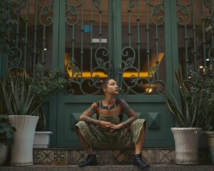 Kamila Rundusová Instagram - Vyhlížím domovinu. Léto Čechy calling☎️ 
Myslela jsem, že tu letenku nevyužiju, ale kuchyň se mi krásně sladila, Mycelium šlape jak švýcary, takže já jedu!

Kdyby vás napadla jakákoliv akce, kde bych neměla chybět, zajímavá spolupráce, která by mě bavila nebo jakýkoliv nápad na vaření, realizaci videí či fotek s @adelabellini , která bude v ČR se mnou (a my tam jedeme tvořit!), dejte vědět. Otevírám dveře.

Termín Čech 20.7. - 15.8.

Taky plánujeme pár ženských pobytů zaměřených na jídlo aka kuchařský víkend s Kamu, kde budeme jen vařit, jíst, chillovat a dělat jen to, co budeme zrovna chtít. Adélka každé účastnici nabídne soukromé focení (v ceně pobytu). Nečekejte velkýho, chceme to privátní, exkluzivní, cca 10 osob. Prostě “báby jedou na chatu” a jedou si to užít! Informace a termíny dáme vědět, až budeme mít vše potvrzený. Místa nabídneme zde přes IG příští týden.

Pokud byste nám chtěli nabídnout nějaké služby, vybavení, produkty (hlavně JÍDLO), které by s náma měly jet nebo cokoliv, co by se nám hodilo a co bysme mohli zdokumentovat, LET US KNOW.

Nyní čekáme na potvrzení termínů s @amazingplacescz , takže ta místa budou nádherná. Uvidíme, co klapne. Každopádně kdybyste o něčem věděli, dejte taky klidně vědět❤️

TĚŠIM SE.

Kdyžtak pište do DM nebo na mail chefkamu@gmail.com

ONE LOVE.

K.

Fotky jak jinak než @adelabellini ❤️‍🔥