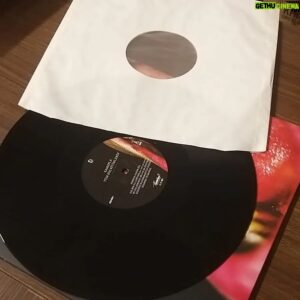 Kamufle Instagram - Selaminko ahali cumartesi günü saat 15.00 / 17.30 arası @rainbow45recordstore da imza günü için toplanıyoruz muhabbet ediyoruz plak imzalıyoruz. Daha sonra dilerseniz saat 20.00 da @outromusicstore da plak dinleyip biralamaca sefası sürüyoruz. Bir dirhem dahi olsa derdimizi tasamızı inceden unutuyoruz. Öpüyorum dalağınızı. 🌹