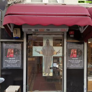 Kamufle Instagram - Selaminko ahali cumartesi günü saat 15.00 / 17.30 arası @rainbow45recordstore da imza günü için toplanıyoruz muhabbet ediyoruz plak imzalıyoruz. Daha sonra dilerseniz saat 20.00 da @outromusicstore da plak dinleyip biralamaca sefası sürüyoruz. Bir dirhem dahi olsa derdimizi tasamızı inceden unutuyoruz. Öpüyorum dalağınızı. 🌹