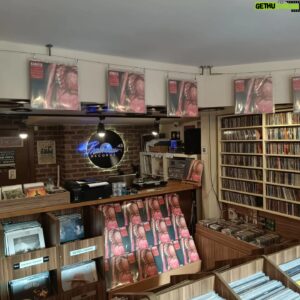 Kamufle Instagram - Selaminko ahali cumartesi günü saat 15.00 / 17.30 arası @rainbow45recordstore da imza günü için toplanıyoruz muhabbet ediyoruz plak imzalıyoruz. Daha sonra dilerseniz saat 20.00 da @outromusicstore da plak dinleyip biralamaca sefası sürüyoruz. Bir dirhem dahi olsa derdimizi tasamızı inceden unutuyoruz. Öpüyorum dalağınızı. 🌹