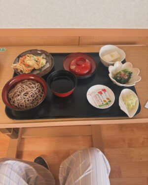 Kan a.k.a. GAMI Instagram - 今日からこの景色とのお付き合いが始まる。明日は朝から初の手術を控えてる。初めは症状的にも尿路結石的なもんだろ？程度だったのに膀胱癌の疑い⁉️だと、、、
緊張してないと言えば嘘になるが比較的落ち着いている。この一年ヤル気が出なかったり時にあぶら汗が出る程の急な痛みの原因が分かっただけでも気持ちの上では安心だ。親父からは四十を越えたら体調管理だけは気をつけろと言われ、それなりに気を遣ってたつもりだったが、、、
同じマイク稼業を生業としてる同世代の同志達よ
日頃からlyric書きながら🚬咥えて、liveに行っては朝まで飲んだりの我々ですが、残念ながら何時迄も若くは居られない。徹底した体調管理と健康診断を習慣付よう‼︎
時間を持て余すこの生活、久々に漢スタグラムライブを連発する予定である🫣