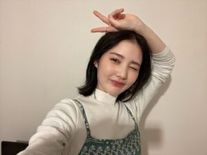 Kana Kita Instagram - 髪切ったぞー！
25センチくらい切ったぞー！
役で切ったぞー！
思い切ったぞー！！！

いつもの如く瓜生さんありがとう☺︎☺︎
色々考えて切ってくれたよ。
カラーピンクグレーぽい色に
長持ちのために暗めに入れてくれました。
時間経つのも楽しみね❤︎