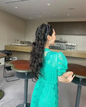 Kana Kita Instagram - 先日は、シェイクスピアシリーズ舞台「ハムレット」の制作発表がありました。

素敵なヘアメイクにお衣装を施して舞台に立つと
私がオフィーリアを演じるという感覚に少しだけ、指先だけようやく触れられたような気がします。

お稽古が始まれば、何かが、はっきりと
見えてくるのだろうと思います。
その期待に、ときめいている☺︎

大切な作品
笑って泣いて魂で芝居やってくる！

ぜひ観に来てくださいね。

※髪の毛、地毛なのすごい長くない?

＜キャスト＞
柿澤勇人
北 香那
白洲 迅
渡部豪太
豊田裕大
櫻井章喜
原 慎一郎
山本直寛
松尾竜兵
いいむろなおき
松本こうせい
斉藤莉生
正名僕蔵
高橋ひとみ
吉田鋼太郎
 
＜埼玉公演＞
日程：2024年5月7日（火）～26日（日）
会場：彩の国さいたま芸術劇場 大ホール
主催：公益財団法人埼玉県芸術文化振興財団
制作：公益財団法人埼玉県芸術文化振興財団／ホリプロ
 
＜料金＞
【SAFメンバーズ】S席：9,300円／A席：7,500円／B席：5,600円
【一般】S席：10,000円／A席：8,000円／B席：6,000円／U-25：2,000円※劇場でのみ取扱い
 
＜販売スケジュール＞
【SAFメンバーズ抽選先行】
1月26日（金）10:00～2月1日（木）
【ホリプロステージ抽選先行】
1月26日（金）12:00～2月7日（水）23:59
 
【一般発売】
2月17日（土）10:00～
 
ツアー公演詳細
＜宮城公演＞
日程：2024年6月
会場：仙台銀行ホール イズミティ21 大ホール
主催：仙台放送
共催：仙台市市民文化事業団
お問い合わせ：022-268-2174 （平日11:00～16:00）
https://www.ox-tv.jp/sys_event/p/details.aspx?evno=829
 
＜愛知公演＞
日程：2024年6月
会場：愛知県芸術劇場 大ホール
主催：中京テレビ放送
お問い合わせ：中京テレビクリエイション 052-588-4477（平日11:00～17:00／土日祝休） https://cte.jp/hamlet2024/
 
＜福岡公演＞
日程：2024年6月
会場：J:COM北九州芸術劇場 大ホール
主催：インプレサリオ
お問い合わせ：インプレサリオ 092-600-9238（平日11:00～18:00）
info@impresario-ent.co.jp
https://www.impresario-ent.co.jp/stage/hamlet2024/
 
＜大阪公演＞
日程：2024年6月
会場：梅田芸術劇場シアター・ドラマシティ
主催：梅田芸術劇場
お問い合わせ：梅田芸術劇場 06-6377-3888（10:00～18:00）
https://www.umegei.com/schedule/1181/