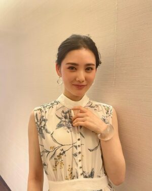 Kana Kita Instagram - そしてこちらは
"約束"初日舞台挨拶の時のお衣装です☺︎

清涼感あふれるこのワンピースもかなり素敵で大好きなんだけど、その涼しげなイメージをマシマシにしてくれているのがこの可愛いの最上級のアクセサリーたち…！！

最初にこのアクセサリーを見た時になんて可愛いの…！
と大興奮です。
ガラスでできているけれど、重みも気にならず、付け心地が良くてとてもお気に入りです。
和の雰囲気も少し感じるデザインは、時代劇の舞台挨拶にもぴったりでした。

自分へのご褒美に買いに行こうかな…❤︎

イヤリング、ブレスレットどちらも同じブランドさんです。

素敵にしてくださってありがとうございました✴︎