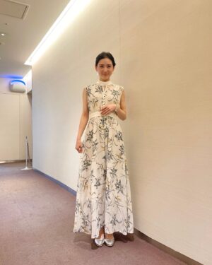 Kana Kita Instagram - そしてこちらは
"約束"初日舞台挨拶の時のお衣装です☺︎

清涼感あふれるこのワンピースもかなり素敵で大好きなんだけど、その涼しげなイメージをマシマシにしてくれているのがこの可愛いの最上級のアクセサリーたち…！！

最初にこのアクセサリーを見た時になんて可愛いの…！
と大興奮です。
ガラスでできているけれど、重みも気にならず、付け心地が良くてとてもお気に入りです。
和の雰囲気も少し感じるデザインは、時代劇の舞台挨拶にもぴったりでした。

自分へのご褒美に買いに行こうかな…❤︎

イヤリング、ブレスレットどちらも同じブランドさんです。

素敵にしてくださってありがとうございました✴︎
