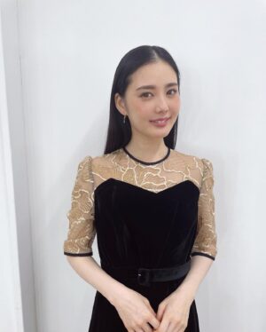 Kana Kita Instagram - 取材にて、着用させて頂いた洋服たちご紹介。

✴︎スタイリング1
デザインが本当に可愛くてカラーも秋らしくてとても大好きなワンピースドレスです

✴︎スタイリング2
胸元から腕にかけてのキラキラがとても可愛くて絶対に着たい！と…！ベロア生地も上品で好きです。

✴︎スタイリング3
一目惚れしてしまったワンピース！デザインがとても好き。そしてマーメイドワンピースの形がとっても綺麗でお気に入りです。

とにかくこの日はお衣装が可愛くてみんなでキャーキャーしてました。ご満悦顔見て下さい。
正直はしゃぎまくりよ。

今回投稿しているお衣装全て↓のブランドさんです。

@leja__official 
ブランド名：Leja

素敵なお衣装をありがとうございました❤︎

#leja