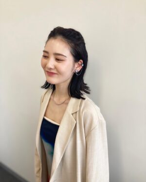 Kana Kita Instagram - 昨日は名古屋にお邪魔しました。
「前略、大とくさん」の生放送に出演しました☺︎

あっという間に終わってしまって寂しかったけれど、
出演者の皆さんと、ラフなスタジオの雰囲気がずっと味方をしてくれていました☺︎

まさかのスナ女の監督、有働さんの出現。
なんでいるんですか！？と驚く私に
「北香那公式ストーカーです」と宣言なさったのち、
みんなで美味しいひつまぶしを一緒に食べにいかせていただきました😂
楽しさ倍増✴︎

素敵なメイクとヘアを施してくれて、気分上がりっぱなしの収録でした☺︎
大感謝！
ありがとうがいっぱいの名古屋旅〜🌸

現在放送中のスナック女子にハイボールを
そして5月７日から公演開始の舞台「ハムレット」
よろしくお願いします。