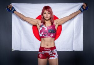 Kana Watanabe Instagram - .
私事ですが、BellatorMMAと契約更新しました。
チャンピオンになります！！
.
Multiple new contracts signed with Bellator MMA.  I am the future champion!
.
@bellatormma 
.
#bellator 
#日の丸
#mma
#mmafighter
#総合格闘技 
#筋肉女子