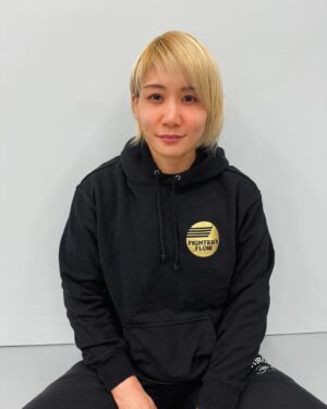 Kana Watanabe Instagram - .
FIGHTER'SFLOWパーカー💃🏋️
金色のロゴが髪色とオソロ
@fighters_flow 
.
#ファイターズフロー
#FIGHTERSFLOW
#パーカー
#格闘技ジム
#高田馬場
#mma 
#総合格闘技
#レスリング