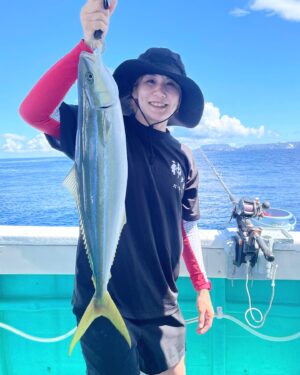 Kana Watanabe Instagram - .
人生初海釣り🎣
楽しい〜！！！！
.
.
#夏休み
#神津島
#柔道教室
#船釣
#吉栄丸
#柔道
#海
#mma
#MMAfighter
#筋肉女子