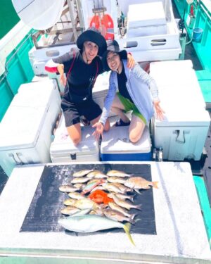 Kana Watanabe Instagram - .
人生初海釣り🎣
楽しい〜！！！！
.
.
#夏休み
#神津島
#柔道教室
#船釣
#吉栄丸
#柔道
#海
#mma
#MMAfighter
#筋肉女子