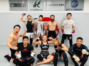 Kana Watanabe Instagram - .
明後日出発。
みんなありがとう。
このチームにいたら世界一になれる。
日本人でも世界と戦える。
そうみんなが信じて進める道を
作れるように頑張ってきます🇯🇵
.
My team is the best.
Thank you🇯🇵
From Takadanobaba to the world😎
.

#ファイターズフロー
#高田馬場
#PFL
#bellator
#mma
#mmafighter
#総合格闘技
#judo
#柔道