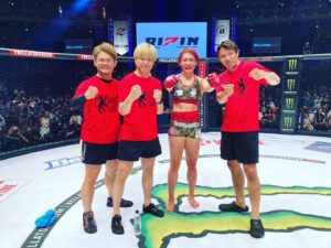 Kana Watanabe Instagram - .
超RIZIN2判定勝ちでした。
日本での久しぶりの試合に入場から声援が力になりました。
批判的な声もあるけど、沢山の応援やメッセージが凄く嬉しかった。
一つ一つが支えてくれた。
実力不足を感じたのでまた頑張ります。
対戦してくださったヴィタ選手、チームのみんなありがとうございました。
応援ありがとうございました！！

It was a decision win with RIZIN.
It was a fight in Japan. Cheering gave me strength.
There are also critical voices. However, I am very happy to receive a lot of support and messages.
Each one supports me.
In order to make up for my lack of ability, I will advance again.
Thank you for support! ! !

Thank you for Veta @vetaarteaga  for sharing cage with me.
Thank you for coming to Japan. respect🙏

Team
@fighters_flow 
Support
@takeshi.izumi 
@kzk.ares 
Coach
@ueda_takao 
@hayato.suzuki.0719 

@rizin_pr 
@bellatormma 
#rizin
#bellator
#bellatormma 
#超rizin2 
#bellatorxrizin2 
#mma #mmafighter
#総合格闘技 #筋肉女子