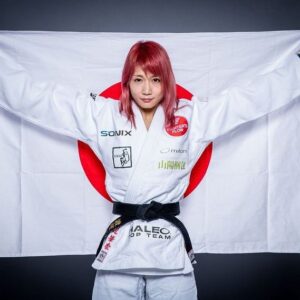Kana Watanabe Instagram - .
2021.6.25 
3年前リズカムーシュ選手に35秒で負けた。
目を二箇所骨折していまだに麻痺が残る。
心が折れそうな時忘れるなと思い出す。

負けて環境を変えた。
隼人さんがコーチに来てくれて総合的に見てもらえるようになった。
矢口先生に基礎から打撃を習いに行った。
フィジカルも全てパーソナルにした。
上田さんが色々サポートしてくれて環境を整えてくれた。
沢山練習してくれる仲間も増えた。

誰に何を言われようが3年間、毎日自分に嘘なく取り組んできたと自信もって言える。

負けの記憶は勝つことでしか変えられない。
2024.6.13  再戦。
同じ月、同じ会場

乾坤一擲

答え合わせだ。私は勝つ。

#リベンジマッチ
#PFL
#bellator
@PFLMMA
@bellatormma