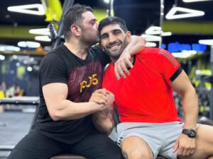 Kanan Mahmudov Instagram - o bizim qururumuz🤛🏅🇦🇿🇹🇷❤️ @bahram__rajabzadeh @motivatorfitnessclub