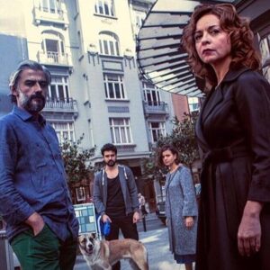 Kanbolat Görkem Arslan Instagram - Son ✌🏽 oyunla sezonu kapatıyoruz. "Köpeklerin İsyan Günü" 7-14 Mayıs Pazar günleri Zorlu PSM Studio Sahne'de, kaçırmayın üzülürsünüz.. 😊🎭✌🏽 @platform.tiyatro  #tiyatroiyidir #tiyatrocandır  #platform
