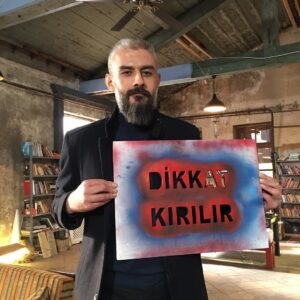 Kanbolat Görkem Arslan Instagram - O büyük ve muazzam zamanda unuttum
Kanatlarım çok oldu üşüyor benim
Bu beyaz ıssızlıkta göğsüme düşüyor
Bu yüzden eğik boynum.

Bir kuşun anısı kalmış bende, saklı
Bundan gözlerimdeki kayalık,
İçimdeki serseri buzullar

Dürtme içimdeki narı
Üstümde beyaz gömlek var.  B.Keskin