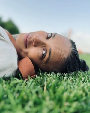 Kandyse McClure Instagram - Vascularity.
Guess i should’ve smoothed those wrinkles out, and that vein. 
But girl who has the time? 
We outside being expectant and surprised. 

📸: @kentdonguines