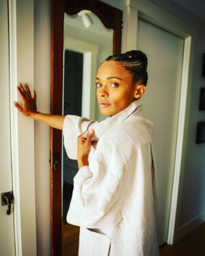 Kandyse McClure Instagram - Say less with more precision or more with greater clarity. 

Thanks to: 
👗 Fit by @zidelle Wearing “The Shirt-Jac” 
📸 Photos by the awesome babe @kasskills x @icecreamsocialyvr 
💇🏽‍♀️ Ms. Kenichia always coming in clutch with the hair 👉🏽@keninibraids_