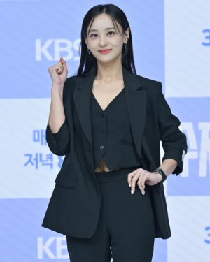 Kang Byul Instagram - <수지맞은우리> 오늘부터 시작!📺
진나영역으로 찾아뵐게요👭💕

저녁 8시30분 KBS1 저녁일일
#수지맞은우리