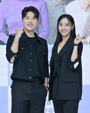 Kang Byul Instagram - <수지맞은우리> 오늘부터 시작!📺
진나영역으로 찾아뵐게요👭💕

저녁 8시30분 KBS1 저녁일일
#수지맞은우리