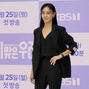 Kang Byul Instagram - <수지맞은우리> 오늘부터 시작!📺
진나영역으로 찾아뵐게요👭💕

저녁 8시30분 KBS1 저녁일일
#수지맞은우리