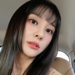 Kang Byul Instagram - ⠀⠀⠀⠀⠀⠀ 
마음만은 꽉찼던 2023안녕❤️
살짝쿵 설레는 2024안녕❤️