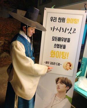 Kang Chan-hee Instagram - 우리 형 누나 덕분에 따뜻하게 촬영합니다!!
#강현이형 #소라누나 #별에서온커피 @kim.kanghyun @sora.o_o