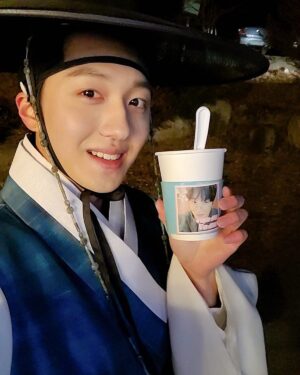 Kang Chan-hee Instagram - 우리 형 누나 덕분에 따뜻하게 촬영합니다!!
#강현이형 #소라누나 #별에서온커피 @kim.kanghyun @sora.o_o