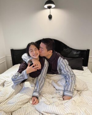 Kang Gary Instagram - #광고 저희집에 새로운 침대가 들어왔어요..🛏️🤍
클래식하고 고급스러운 디자인에 보자마자 첫눈에 반했던 프레임🖤(저희집과도 너무 찰떡이죠? 프레임 하나로 고급 호텔 느낌이..☺️)
좋다고 소문으로만 들어왔던 매트리스도 정말.. 감동이더라구요. 매트리스의 두께감과 퀄리티에서 나오는 ’흔들리지 않는 편안함..‘ 을 찐으로 느낄 수 있더라구요! 수면의 질이 달라진 요즘 잠드는게 너무 행복해요🫶🏻 

시몬스의 배송서비스 또한 무한감동..👏🏻👏🏻주문 후 72시간(평일 기준 3일)만에 도착한 프리미엄 배송으로 뷰티레스트 블랙 배송 전담팀(4인)이 오셔서 체계적이고 위생적인 설치는 물론, 정성스럽고 자세한 설명까지 정말 최고..👍🏻

📍제품정보
프레임: 바이아 블랙
매트리스: 뷰티레스트 블랙 컬렉션 마리옹

#시몬스 #시몬스침대 #호텔침대 #침대추천 #신혼침대 #뷰티레스트블랙 #침실인테리어