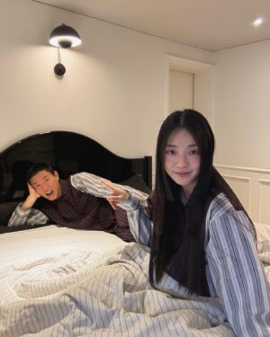 Kang Gary Instagram - #광고 저희집에 새로운 침대가 들어왔어요..🛏️🤍
클래식하고 고급스러운 디자인에 보자마자 첫눈에 반했던 프레임🖤(저희집과도 너무 찰떡이죠? 프레임 하나로 고급 호텔 느낌이..☺️)
좋다고 소문으로만 들어왔던 매트리스도 정말.. 감동이더라구요. 매트리스의 두께감과 퀄리티에서 나오는 ’흔들리지 않는 편안함..‘ 을 찐으로 느낄 수 있더라구요! 수면의 질이 달라진 요즘 잠드는게 너무 행복해요🫶🏻 

시몬스의 배송서비스 또한 무한감동..👏🏻👏🏻주문 후 72시간(평일 기준 3일)만에 도착한 프리미엄 배송으로 뷰티레스트 블랙 배송 전담팀(4인)이 오셔서 체계적이고 위생적인 설치는 물론, 정성스럽고 자세한 설명까지 정말 최고..👍🏻

📍제품정보
프레임: 바이아 블랙
매트리스: 뷰티레스트 블랙 컬렉션 마리옹

#시몬스 #시몬스침대 #호텔침대 #침대추천 #신혼침대 #뷰티레스트블랙 #침실인테리어