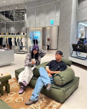Kang Gary Instagram - 롯데월드몰 칼하트커피서울☕️ 소파가 참 편하네👍