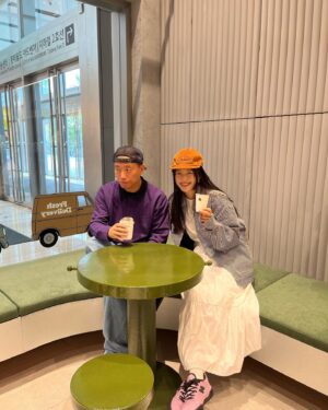 Kang Gary Instagram - 롯데월드몰 칼하트커피서울☕️ 소파가 참 편하네👍