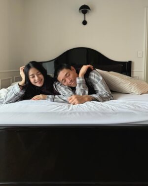 Kang Gary Instagram - #광고 저희집에 새로운 침대가 들어왔어요..🛏️🤍
클래식하고 고급스러운 디자인에 보자마자 첫눈에 반했던 프레임🖤(저희집과도 너무 찰떡이죠? 프레임 하나로 고급 호텔 느낌이..☺️)
좋다고 소문으로만 들어왔던 매트리스도 정말.. 감동이더라구요. 매트리스의 두께감과 퀄리티에서 나오는 ’흔들리지 않는 편안함..‘ 을 찐으로 느낄 수 있더라구요! 수면의 질이 달라진 요즘 잠드는게 너무 행복해요🫶🏻 

시몬스의 배송서비스 또한 무한감동..👏🏻👏🏻주문 후 72시간(평일 기준 3일)만에 도착한 프리미엄 배송으로 뷰티레스트 블랙 배송 전담팀(4인)이 오셔서 체계적이고 위생적인 설치는 물론, 정성스럽고 자세한 설명까지 정말 최고..👍🏻

📍제품정보
프레임: 바이아 블랙
매트리스: 뷰티레스트 블랙 컬렉션 마리옹

#시몬스 #시몬스침대 #호텔침대 #침대추천 #신혼침대 #뷰티레스트블랙 #침실인테리어