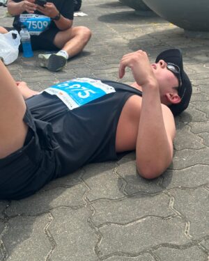 Kang Hyung-suk Instagram - 좌충우돌 우당탕탕 첫 하프 마라톤🏃☀️
다들 그저 존경..🙏