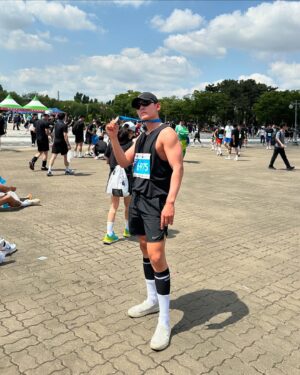 Kang Hyung-suk Instagram - 좌충우돌 우당탕탕 첫 하프 마라톤🏃☀️
다들 그저 존경..🙏