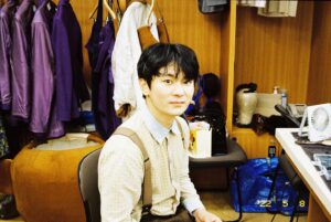 Kang Ki-doong Instagram - 이 작품을 하면서 같이 성장한다는 같이 걸어간다는 느낌이 많이 들었습니다. 때로는 만들어가며 작품과 함께 서로에게 많은 것을 발견해 줄 때가 있는데 이번 작품이 유독 그러했던거 같습니다.
물론 그러할 수 있었던 이유는 옆에 있는 동료들과 함께 해준 관객들 덕분일 겁니다. 
다시한번 함께 하게 해주셔서 감사합니다. 이 작품으로 인해 조금이나마 서로를 바라볼 수 있는 여유를 선사했기를 그리고 그안에서 나를 바라봐 줄 수 있는 시간이 되었길 바랍니다. 
너무 감사합니다!!!#쇼맨#20220401부터20220515까지#둥네불라