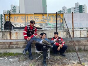 Kang Ki-doong Instagram - 소방서 사이 경찰서 photo by 쏭썰 #소방서옆경찰서#오늘밤10시sbs#공명필