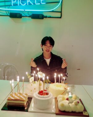 Kang Kyun-sung Instagram - ⠀
생일 당일~ 내 사랑하는 브로들과!😍
⠀
노을빛을 비롯해 축하해 주신 모든 분들~
정말 감사드려요!🧡
⠀
나이가 들어가면서 내 사람들이 얼마나 소중한지
더 느끼게 되네요~ 선물은 없어도 돼요~
생일로 인해 오랜만에 연락을 주고받고
게시물에 좋아요 나 댓글로 축하받는 것이
이미 충분하고 넘치더라구요~!
고마워요~ 그리고 너무너무 사랑합니다!🥰
⠀