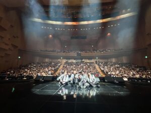 Kang Kyun-sung Instagram - ⠀
22,23일 노을 콘서트 ‘카페 유월’에 오신
모든 분들 감사합니다!
관객분들 덕분에 큰 힘과 위로를 얻었습니다.
⠀
2월 초부터 4개월 넘는 시간을
춤 연습에 매진하며 이날을 기다려왔는데
많은 분들이 좋아해 주셔서 너무 벅찼습니다.
⠀
매 콘서트마다 색다른 편곡과 새로운 무대로
감동을 드리려고 했는데
그 마음이 닿은 것 같아 기쁩니다.
⠀
연말 콘서트도 기대해 주시고
그동안 각자의 자리를
지키고 버티고 멋지게 살아내는
여러분 되시길 늘 응원하고 축복합니다.
사랑합니다!🧡
⠀
#노을콘서트 #까페유월