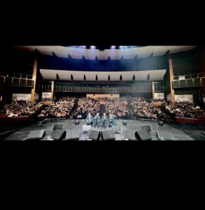 Kang Kyun-sung Instagram - ⠀
서울 노을 콘서트 둘째 날~
오늘은 사이드까지 최대한 잡아 봤어요.
오늘의 깜짝 헤어는
상곤이형은 레드로 저는 그린으로
크리스마스 분위기를 내봤어요~
컬러 스프레이 편하고 좋네요!
내일 한 번 더 가볼게요~
와주신 모든 분들 감사드리며
메리 크리스마스!😍❤️💚
⠀
#서울 #노을콘서트 #둘째날