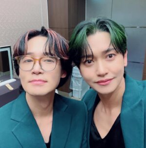 Kang Kyun-sung Instagram - ⠀
서울 노을 콘서트 둘째 날~
오늘은 사이드까지 최대한 잡아 봤어요.
오늘의 깜짝 헤어는
상곤이형은 레드로 저는 그린으로
크리스마스 분위기를 내봤어요~
컬러 스프레이 편하고 좋네요!
내일 한 번 더 가볼게요~
와주신 모든 분들 감사드리며
메리 크리스마스!😍❤️💚
⠀
#서울 #노을콘서트 #둘째날