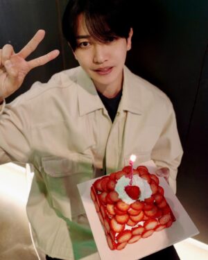 Kang Kyun-sung Instagram - ⠀
샘터 모임 중 깜짝 생일 케익!
아직 생일도 아닌데 이렇게 벅찬 축하를 받고
감사해요!
내 믿음의 동역자들~ 사랑합니다!🎂🎉🧡
⠀
#4월18일 #hbd