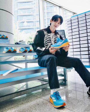 Kang Kyun-sung Instagram - ⠀
젊은 감각으로 새로운 퍼포먼스를 보여주는
프로스펙스 팝업에 다녀왔어요!
⠀
기정이형이 프로젝트에 참여하기도 했고
내 친구 용이가 사진을 찍었기에 응원차 들렸어요!
⠀
한층 더 진화된 카본 레이싱 러닝화
HYPER RUSH는
매력적인 색감에
카본으로 인한 탄성의 퍼포먼스가 뛰어나요!
⠀
너무 예뻐서 저도 하나 겟 했어요!
저는 어디에도 잘 어울리는 화이트!
너무 예쁘죠??😍👍
⠀
서울 하프마라톤 공식 후원사 프로-스펙스가
2024 서울 하프마라톤 개최를 기념하여
용산 LS 타워 1층에서
팝업스토어를 운영하고 있습니다.
⠀
4월 27일(토)까지 팝업스토어에서
서하마 스페셜 에디션 ’하이퍼러시 러닝화‘를
20% 할인된 가격으로 구매가 가능합니다.
⠀
시간이 얼마 남지 않았으니
관심있으신 러너분들은 서둘러 구경가세요!🧡
⠀
@prospecs_official

#프로스펙스
#prospecs_official
#PROSPECS
#HYPERRUSH
#하이퍼러시
#카본레이싱
#하이퍼카본플레이트
#카본레이싱러닝화
#2024서하마
#서울하프마라톤
#2024서울하프마라톤에디션
#제품협찬
⠀
