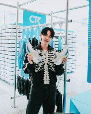 Kang Kyun-sung Instagram - ⠀
젊은 감각으로 새로운 퍼포먼스를 보여주는
프로스펙스 팝업에 다녀왔어요!
⠀
기정이형이 프로젝트에 참여하기도 했고
내 친구 용이가 사진을 찍었기에 응원차 들렸어요!
⠀
한층 더 진화된 카본 레이싱 러닝화
HYPER RUSH는
매력적인 색감에
카본으로 인한 탄성의 퍼포먼스가 뛰어나요!
⠀
너무 예뻐서 저도 하나 겟 했어요!
저는 어디에도 잘 어울리는 화이트!
너무 예쁘죠??😍👍
⠀
서울 하프마라톤 공식 후원사 프로-스펙스가
2024 서울 하프마라톤 개최를 기념하여
용산 LS 타워 1층에서
팝업스토어를 운영하고 있습니다.
⠀
4월 27일(토)까지 팝업스토어에서
서하마 스페셜 에디션 ’하이퍼러시 러닝화‘를
20% 할인된 가격으로 구매가 가능합니다.
⠀
시간이 얼마 남지 않았으니
관심있으신 러너분들은 서둘러 구경가세요!🧡
⠀
@prospecs_official

#프로스펙스
#prospecs_official
#PROSPECS
#HYPERRUSH
#하이퍼러시
#카본레이싱
#하이퍼카본플레이트
#카본레이싱러닝화
#2024서하마
#서울하프마라톤
#2024서울하프마라톤에디션
#제품협찬
⠀