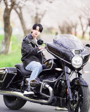 Kang Kyun-sung Instagram - ⠀
벚꽃 라이딩~
‘다파는 오빠들’ 철우형과 형의 크루들과 함께
부산과 울산을 오가며 벚꽃 라이딩을 하고 왔어요~
⠀
지원받은 BMW ‘R18’은 처음 타봤는데
크고 예뻐서 놀라고 기술력에 또 한 번 놀랐어요~
⠀
육중한 몸이 전혀 부담스럽지 않은 코너링과
Rock 모드에서 느껴지는 미사일 같은 토크감은
바이크의 재미를 더해주었어요!😍
⠀
또 매력적이었던 것은 후진 기능과
앞 브레이크를 꽉 눌렀을때 걸리는
사이드 브레이크는 완전 취향 저격!👍👍
⠀
R18! 또 타고 싶잖앙! 힐링 그 잡채!
‘타파는 오빠들’ 너무너무 감사합니다!😍👍
@jazz01040789449
#다파는오빠들 #bmwr18 #bmw바이크
⠀
형건이형 예쁜 사진 감사합니다!🧡
Photo by @captian__ori