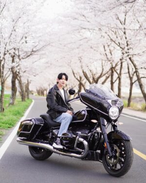 Kang Kyun-sung Instagram - ⠀
벚꽃 라이딩~
‘다파는 오빠들’ 철우형과 형의 크루들과 함께
부산과 울산을 오가며 벚꽃 라이딩을 하고 왔어요~
⠀
지원받은 BMW ‘R18’은 처음 타봤는데
크고 예뻐서 놀라고 기술력에 또 한 번 놀랐어요~
⠀
육중한 몸이 전혀 부담스럽지 않은 코너링과
Rock 모드에서 느껴지는 미사일 같은 토크감은
바이크의 재미를 더해주었어요!😍
⠀
또 매력적이었던 것은 후진 기능과
앞 브레이크를 꽉 눌렀을때 걸리는
사이드 브레이크는 완전 취향 저격!👍👍
⠀
R18! 또 타고 싶잖앙! 힐링 그 잡채!
‘타파는 오빠들’ 너무너무 감사합니다!😍👍
@jazz01040789449
#다파는오빠들 #bmwr18 #bmw바이크
⠀
형건이형 예쁜 사진 감사합니다!🧡
Photo by @captian__ori