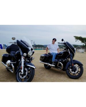 Kang Kyun-sung Instagram - ⠀
벚꽃 라이딩~
‘다파는 오빠들’ 철우형과 형의 크루들과 함께
부산과 울산을 오가며 벚꽃 라이딩을 하고 왔어요~
⠀
지원받은 BMW ‘R18’은 처음 타봤는데
크고 예뻐서 놀라고 기술력에 또 한 번 놀랐어요~
⠀
육중한 몸이 전혀 부담스럽지 않은 코너링과
Rock 모드에서 느껴지는 미사일 같은 토크감은
바이크의 재미를 더해주었어요!😍
⠀
또 매력적이었던 것은 후진 기능과
앞 브레이크를 꽉 눌렀을때 걸리는
사이드 브레이크는 완전 취향 저격!👍👍
⠀
R18! 또 타고 싶잖앙! 힐링 그 잡채!
‘타파는 오빠들’ 너무너무 감사합니다!😍👍
@jazz01040789449
#다파는오빠들 #bmwr18 #bmw바이크
⠀
형건이형 예쁜 사진 감사합니다!🧡
Photo by @captian__ori