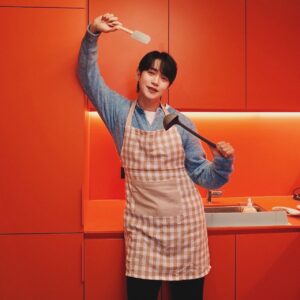 Kang Kyun-sung Instagram - ⠀
여러분~ 즐거운 설 연휴 보내세요~🧡
⠀
오늘까지 민수기에요~
레위기부터 민수기까지 조금 어려우셨죠?
이제는 신명기에요.
2/18까지 신명기를 읽어주세요~
신명나게 가즈아!😍